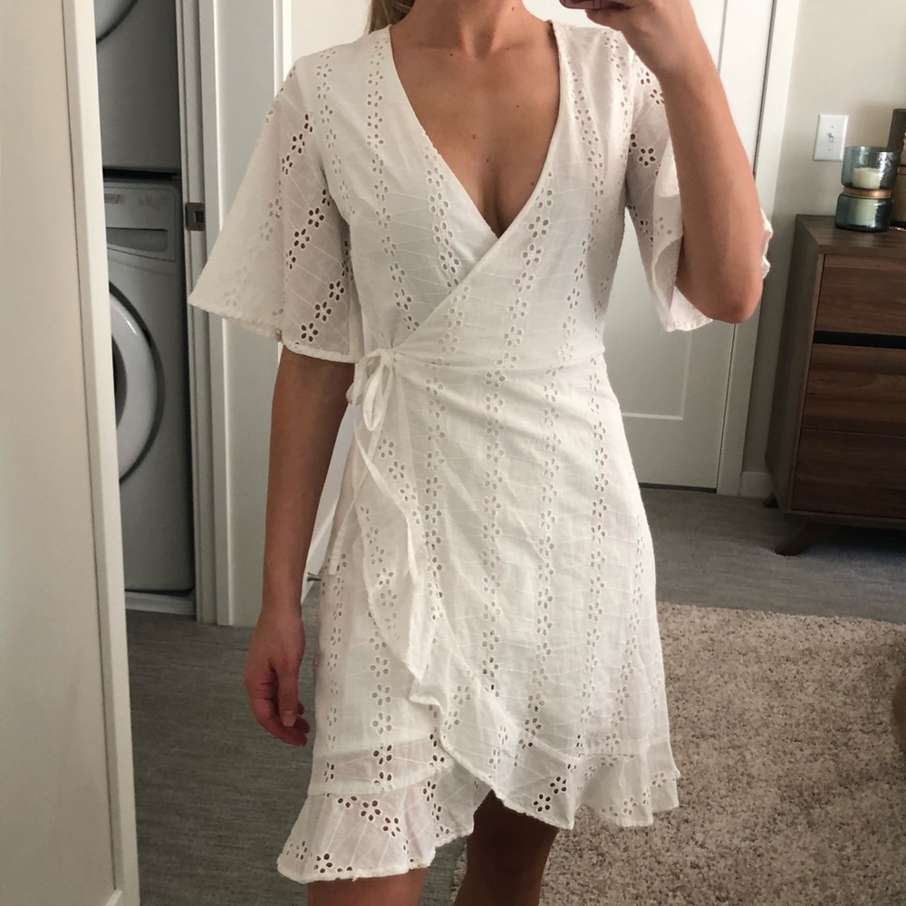 ✨ NWOT White dainty cotton wrap mini dress